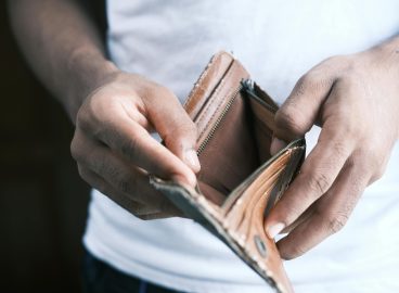 La prima preoccupazione degli italiani non sono più i migranti, ma il costo della vita: il sondaggio