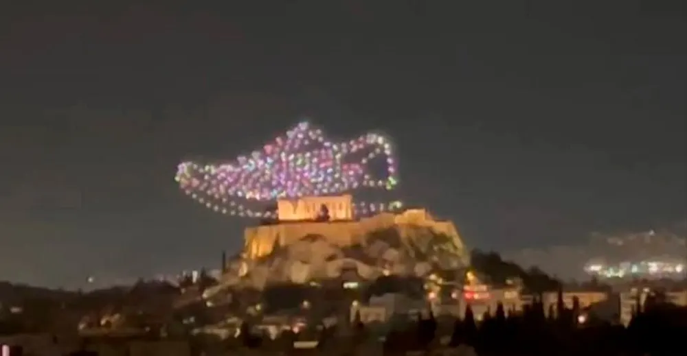 https://www.protothema.gr/greece/article/1640758/i-adidas-gia-to-soou-me-ta-drones-kamia-eikona-tou-mnimeiou-tis-akropolis-den-hrisimopoiithike/