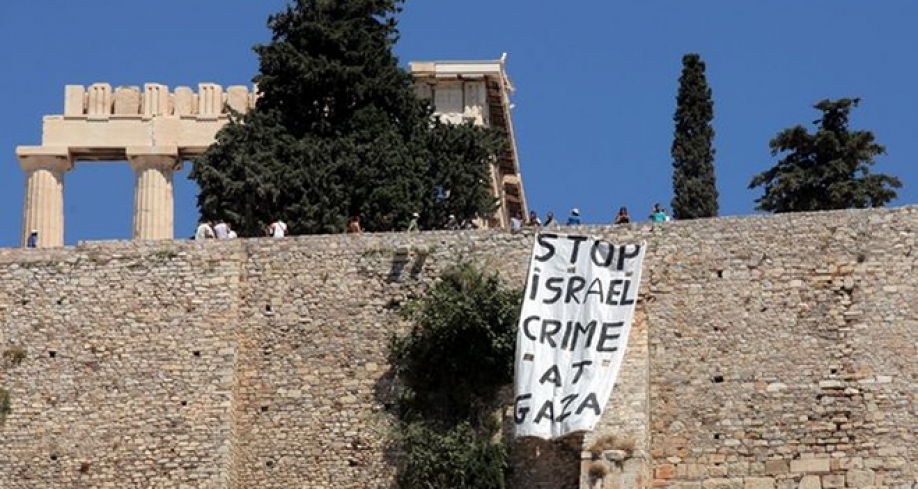 STRISCIONE DEGLI ATTIVISTI SULLA ROCCIA DELL'ACROPOLI PER LA GUERRA A GAZA (EUROKINISSI/KOSTAS KATOMERIS) Eurokinissi