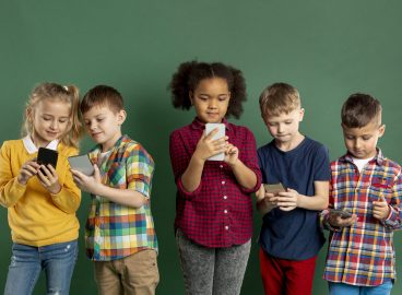 Smartphones in the hands of children: Where is the line between benefits and risks?