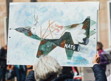 Ako talianski poslanci Európskeho parlamentu hlasovali o pláne Európskej únie na znovuzbrojovanie