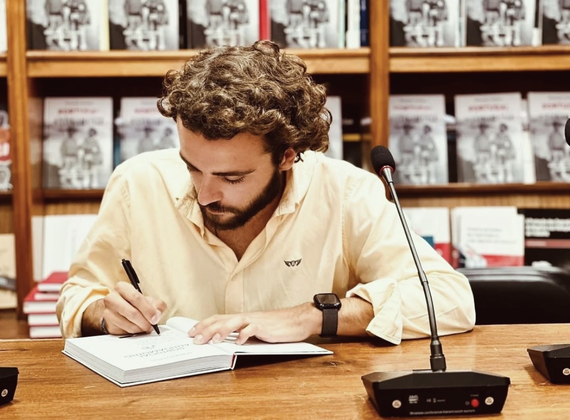 Gonçalo Farlens signs his book Portugal Antigamente