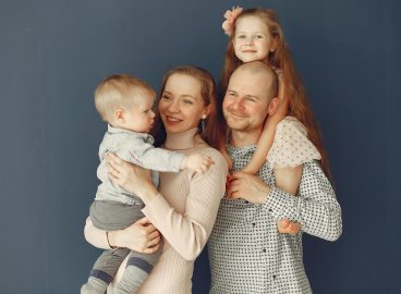 Tussen single zijn en een gezin stichten: wanneer en waarom trouwen jonge Europeanen?