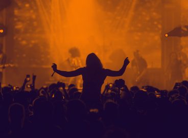 Muzică live vs. meta-spectacol: Ce își dorește publicul cu adevărat?