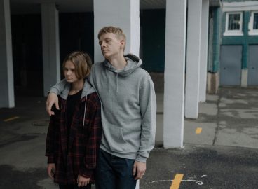 “Volwassenen van 16”: Kinderen die voor kinderen zorgen en de onzichtbare last van jonge mantelzorgers